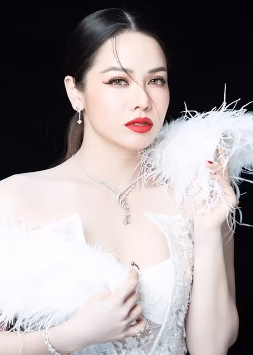 Nữ ca sĩ không hay khoe những món đồ đắt đỏ. Tuy nhiên, cô là một tay chơi hàng hiệu ngầm của showbiz.