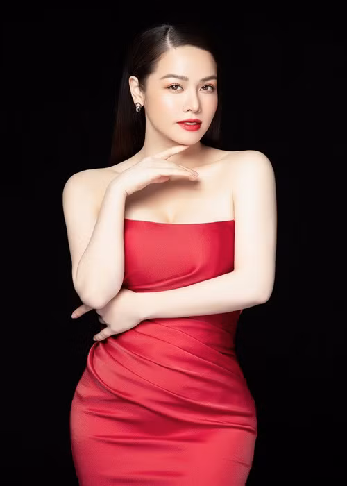 Nữ ca sĩ sinh năm 1985 sở hữu nhan sắc xinh đẹp, trẻ trung.