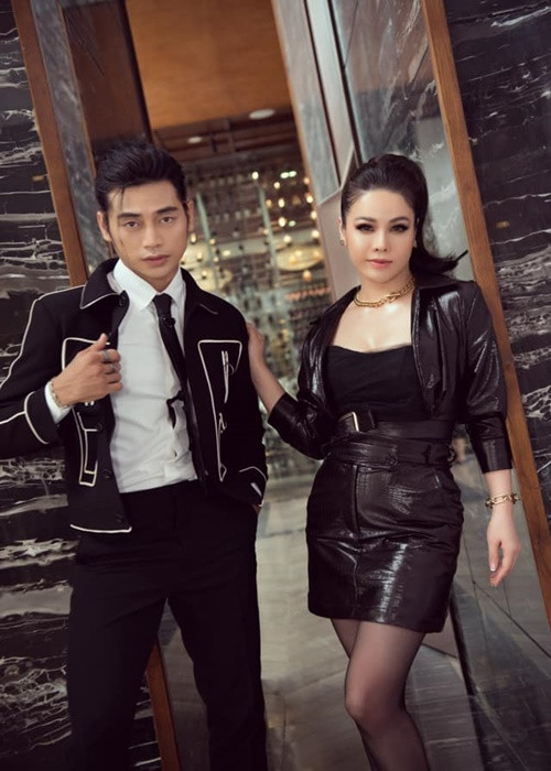 Sau TiTi, Nhật Kim Anh vướng nghi vấn tình cảm với Lợi Trần. Mới đây, cô ẩn ý viết: "Ăn vội đi làm. Một mình vẫn ổn". Động thái này được cho là lời phủ nhận tin đồn hẹn hò với đàn em.