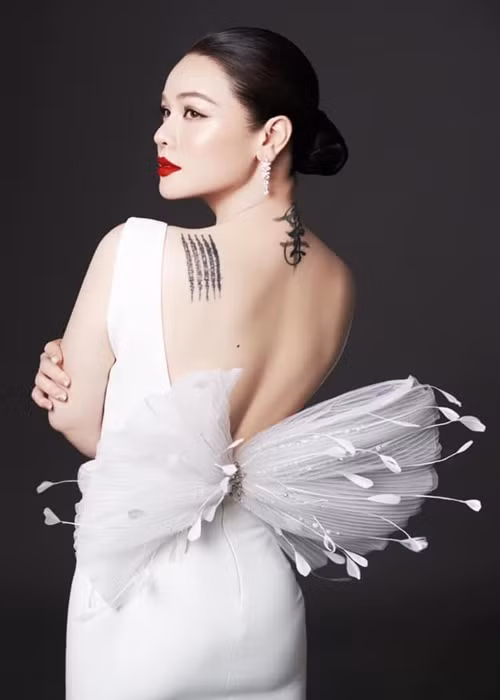 Vóc dáng của Nhật Kim Anh qua một lần sinh nở vẫn nuột nà.