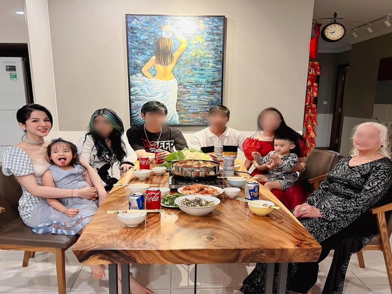 Đầu năm 2022, Diệp Lâm Anh dọn ra khỏi nhà chồng sau khi hôn nhân rạn nứt. Cô thuê một căn hộ sống cùng hai con. Ảnh: FBNV