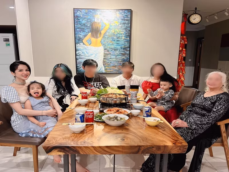 Đầu năm 2022, Diệp Lâm Anh dọn ra khỏi nhà chồng sau khi hôn nhân rạn nứt. Cô thuê một căn hộ sống cùng hai con. Ảnh: FBNV