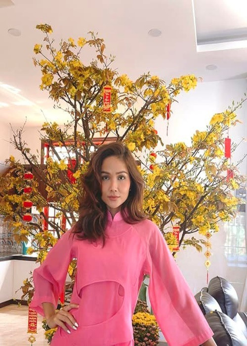 Theo Ngôi sao, Top 5 Hoa hậu Hoàn vũ Thế giới 2018 chi 2,5 tỷ đồng sửa nhà, mua mảnh đất rộng tặng bố mẹ. Ảnh: FBNV