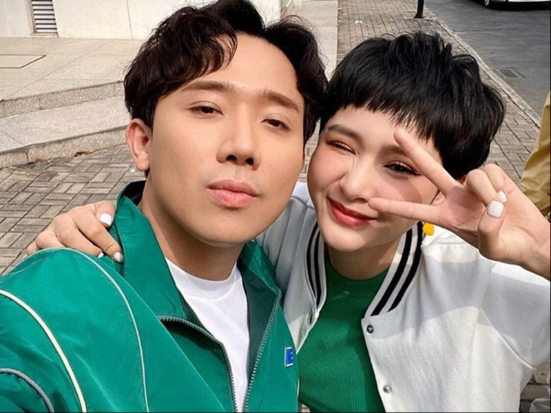 Trong chương trình "Sóng 22", Hiền Hồ được Trấn Thành khen ngợi rất giỏi cân bằng giữa lý trí và cảm xúc khi hát. Trước nhận xét của Trấn Thành, Hiền Hồ tỏ ra hoang mang, ngơ ngác. Ảnh: Sở hữu trí tuệ