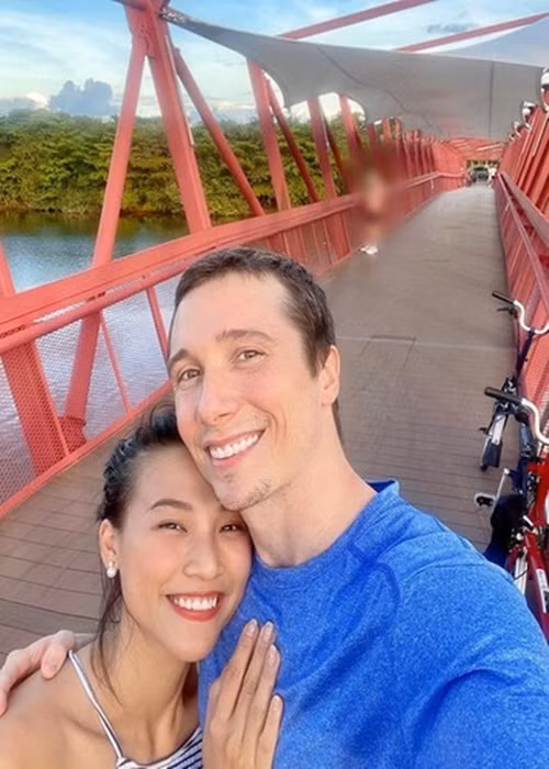 Tháng 10/2020, Hoàng Oanh cùng con trai sang Singapore đoàn tụ cùng ông xã.