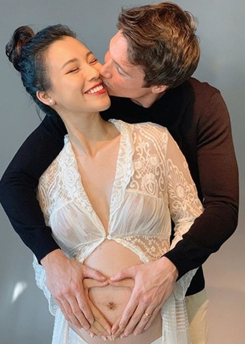 Năm 2020, do dịch COVID-19, chồng của Hoàng Oanh bị kẹt ở Singapore. Nữ ca sĩ một mình trải qua những tháng cuối thai kỳ và vượt cạn.