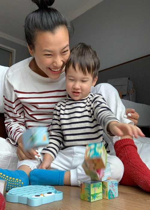 Hoàng Oanh chia sẻ trên Ngôi sao: "Tôi nói với chồng rằng mình đã xa gia đình, ngừng công việc để qua Singapore gần hai năm. Bây giờ, tôi muốn tới lượt Jack sắp xếp công việc về Việt Nam định cư. Thế nhưng, trong tình hình dịch phức tạp, vợ chồng tôi cũng không dám tính trước vì sợ mọi chuyện không thành".