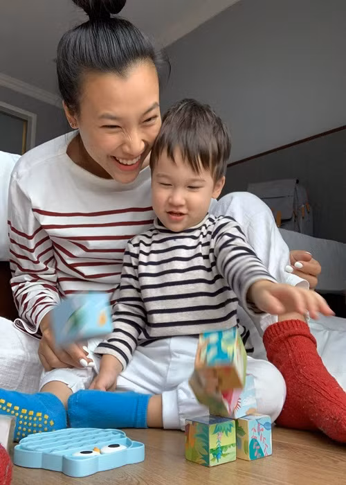 Hoàng Oanh chia sẻ trên Ngôi sao: "Tôi nói với chồng rằng mình đã xa gia đình, ngừng công việc để qua Singapore gần hai năm. Bây giờ, tôi muốn tới lượt Jack sắp xếp công việc về Việt Nam định cư. Thế nhưng, trong tình hình dịch phức tạp, vợ chồng tôi cũng không dám tính trước vì sợ mọi chuyện không thành".