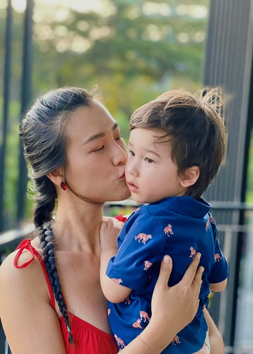 Hoàng Oanh vừa chăm sóc con vừa làm việc khi trở lại Việt Nam.