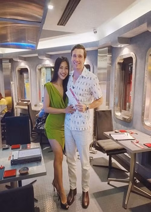 Vợ chồng nữ MC thường tranh thủ đi hẹn hò khi nhờ được người chăm sóc con trai.