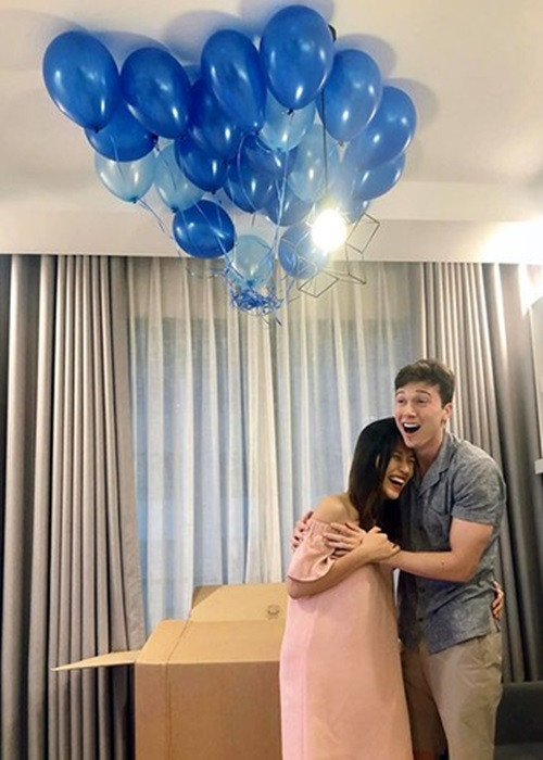 Hoàng Oanh tình cờ quen biết doanh nhân Người Mỹ Jack Kevin Cole khi cùng dự tiệc của nhóm bạn. Cả hai bí mật hẹn hò khoảng 2 năm thì quyết định kết hôn. Đám cưới của Hoàng Oanh diễn ra vào tháng 12/2019.