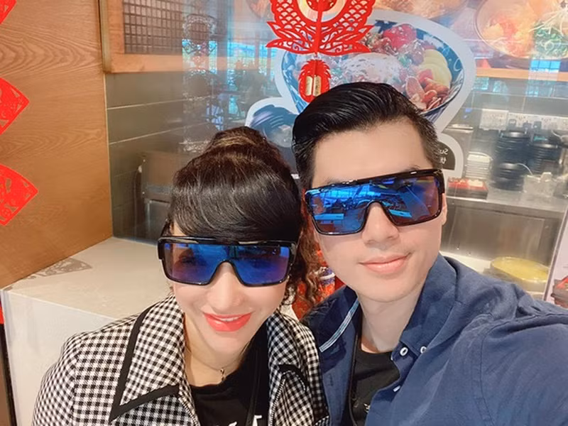 Dịp kỷ niệm 1 năm cưới, nam người mẫu chia sẻ: "2 năm vợ chồng, cứ như thế này là hạnh phúc rồi. Chúc vợ và mẹ của các con luôn nhiều sức khỏe, gia đình mình luôn bình yên".