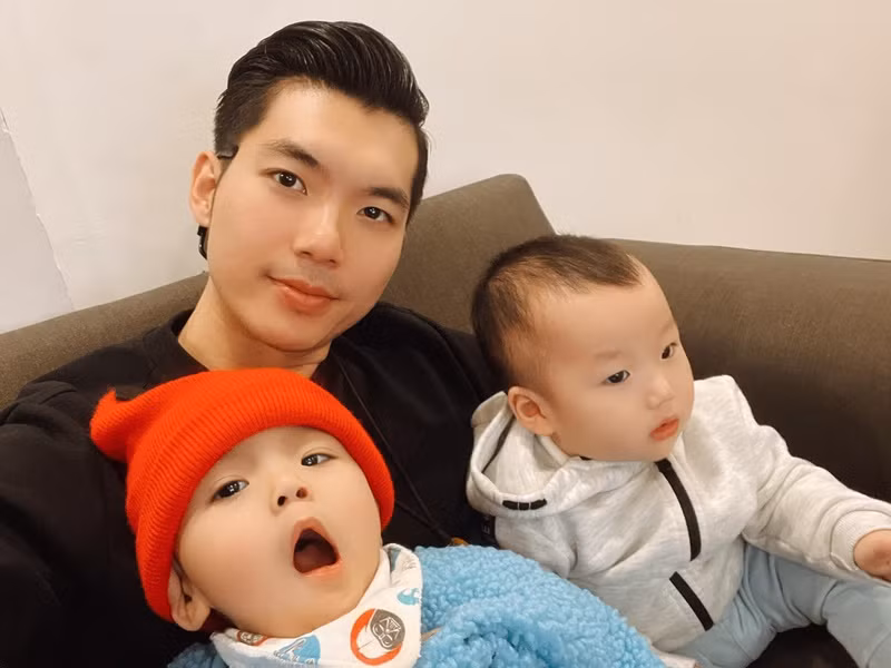 Chào đời vào năm Kỷ Hợi 2019, cặp song sinh thường được Trương Nam Thành gọi là "heo vàng".