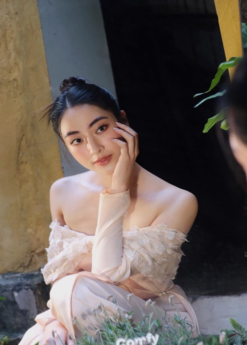 Ở tuổi 22, Lương Thùy Linh trẻ trung, gợi cảm.