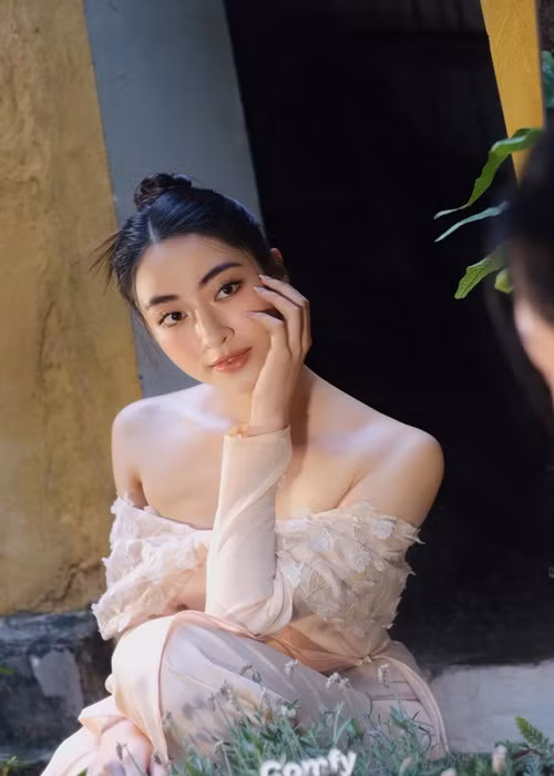 Ở tuổi 22, Lương Thùy Linh trẻ trung, gợi cảm.