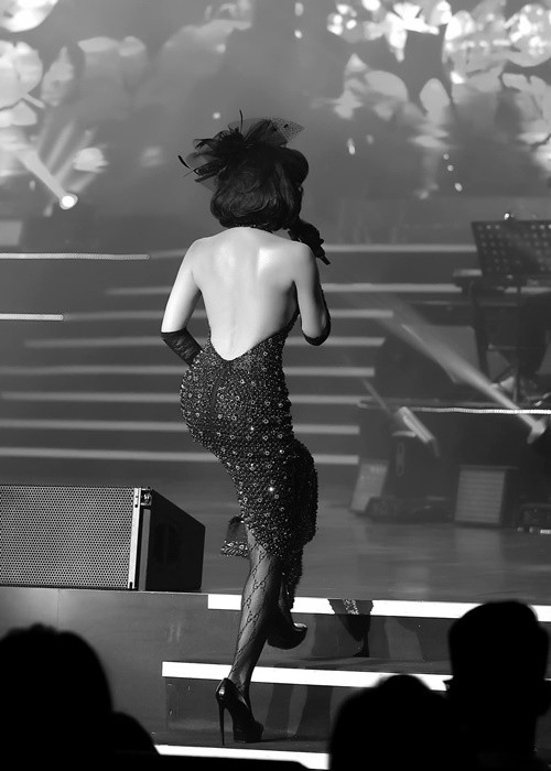 Lệ Quyên khoe lưng trần gợi cảm, vòng eo con kiến trong trang phục bó sát.