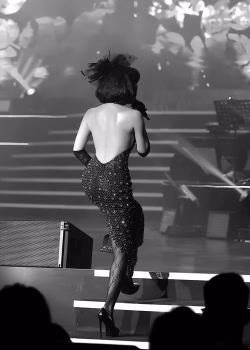 Lệ Quyên khoe lưng trần gợi cảm, vòng eo con kiến trong trang phục bó sát.