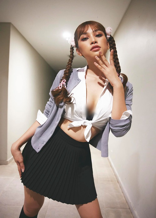 Nàng hoa hậu khoe vòng một lấp ló khi hóa thân thành ca sĩ Britney Spears.