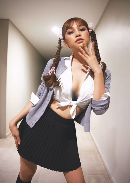 Nàng hoa hậu khoe vòng một lấp ló khi hóa thân thành ca sĩ Britney Spears.