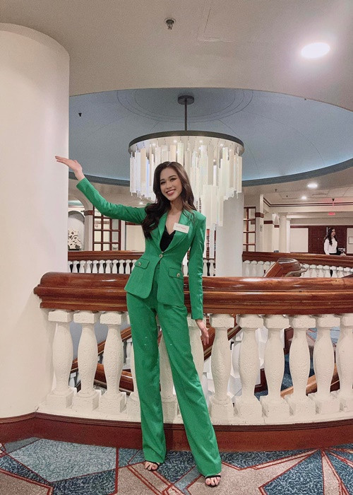 Sau khi hoàn thành phần thi phỏng vấn, đại diện Việt Nam Đỗ Thị Hà chia sẻ: “Mình cảm thấy hơi lo lắng và hồi hộp trước phần thi này nhưng khi thi xong rồi thì mình cảm thấy hài lòng với phần thể hiện của mình ngày hôm nay”. Ảnh: FBNV