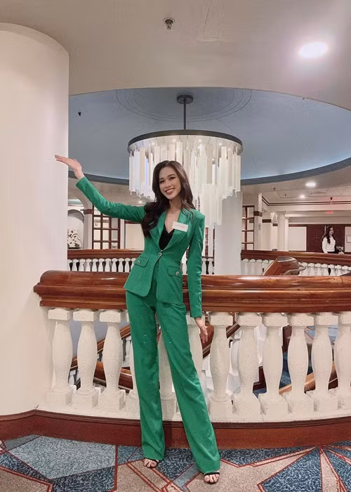 Sau khi hoàn thành phần thi phỏng vấn, đại diện Việt Nam Đỗ Thị Hà chia sẻ: “Mình cảm thấy hơi lo lắng và hồi hộp trước phần thi này nhưng khi thi xong rồi thì mình cảm thấy hài lòng với phần thể hiện của mình ngày hôm nay”. Ảnh: FBNV