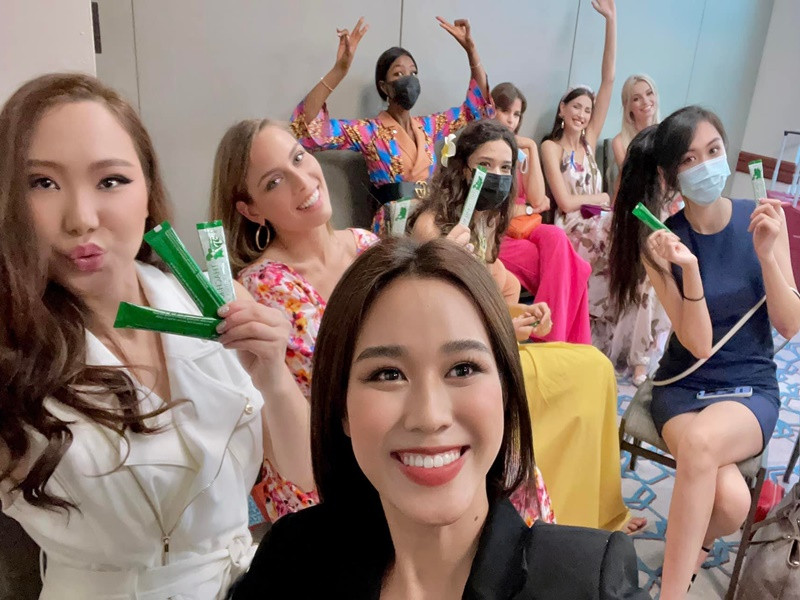 Các thí sinh khoe quà của Đỗ Thị Hà. Ảnh: FBNV