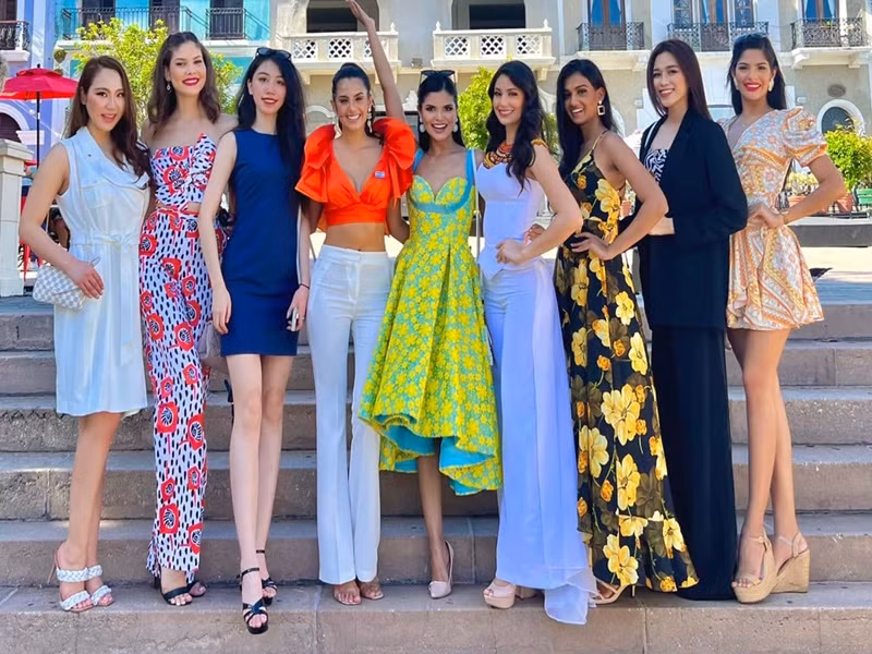 “Hà sẽ không trang điểm quá đậm, làm sao vừa đủ để bắt ánh đèn sân khấu và không bị quá mờ nhạt. Hà ưu tiên sự phù hợp chứ không bắt chước cách trang điểm của bất kì ai”, cô nói. Ảnh: FBNV