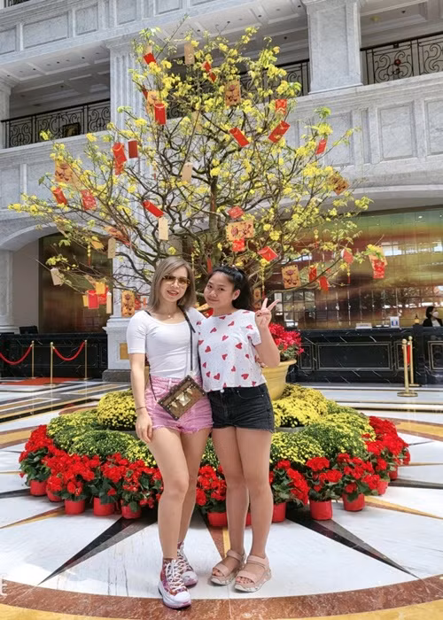 Chíp của “Bố ơi! Mình đi đâu thế?” năm nay 13 tuổi, ra dáng thiếu nữ và cao gần bằng mẹ. Ảnh: FB vợ Mạnh Trường