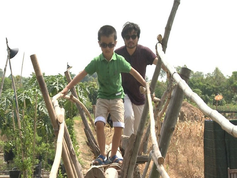 Dàn nhóc tì “Bố ơi! Mình đi đâu thế?” mùa 2 còn có sự góp mặt của bé Tốt Ti - quý tử doanh nhân Minh Đỗ. Cậu nhóc khá lanh lợi, hiếu động và không ngại khó khăn. Qua những chuyến hành trình, bé Tốt Ti biết tiết chế tính bướng bỉnh của mình hơn. Ảnh: BTC