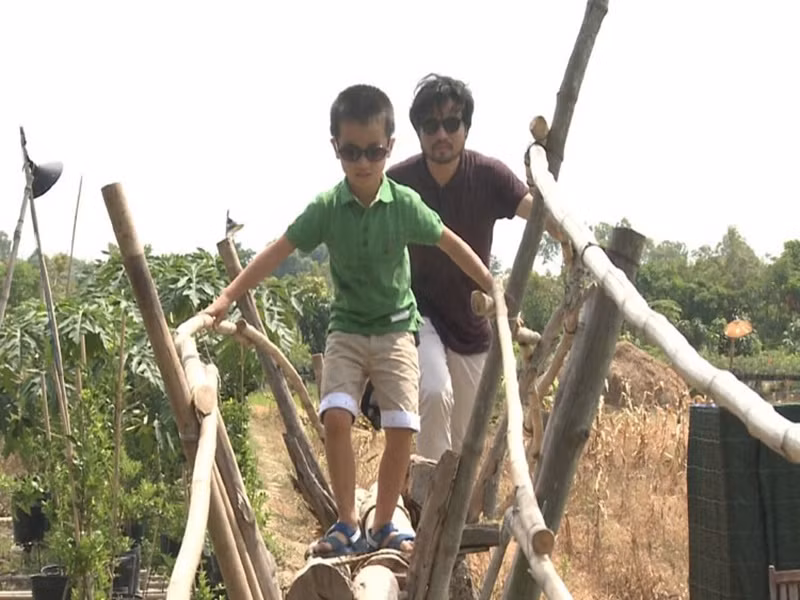 Dàn nhóc tì “Bố ơi! Mình đi đâu thế?” mùa 2 còn có sự góp mặt của bé Tốt Ti - quý tử doanh nhân Minh Đỗ. Cậu nhóc khá lanh lợi, hiếu động và không ngại khó khăn. Qua những chuyến hành trình, bé Tốt Ti biết tiết chế tính bướng bỉnh của mình hơn. Ảnh: BTC