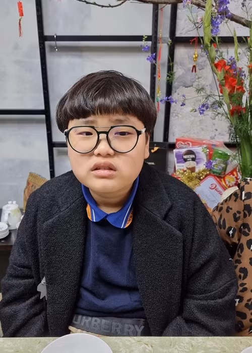 Sau khi rời “Bố ơi! Mình đi đâu thế”, Bi Béo vẫn nhận được sự chú ý của nhiều khán giả khi tiếp tục có những phát ngôn “cười ra nước mắt”, hình ảnh hài hước. Ảnh: FB Xuân Bắc