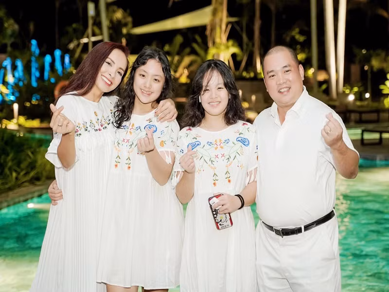 Suti thường xuyên mặc đồ đôi với chị gái Suli. Ảnh: FB Thúy Hạnh