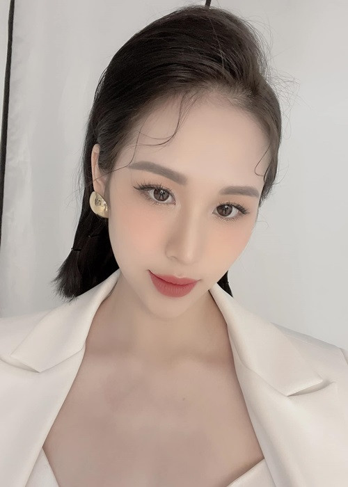 Do da khá mỏng, khi mang bầu được 3 tháng, cô bắt đầu bôi kem rạn ở các vùng da dễ bị rạn nứt.