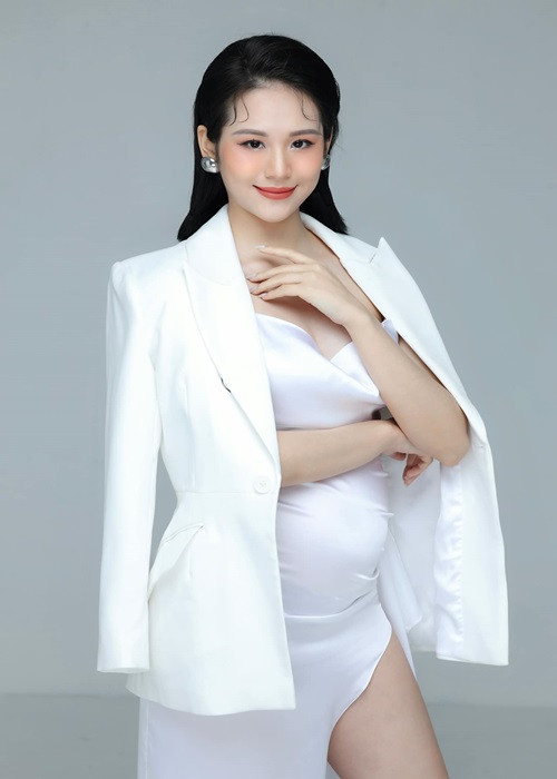 Phương Anh được khen ngày càng đẹp mà dù đang mang bầu.