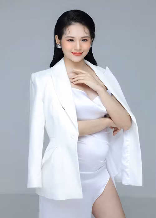 Phương Anh được khen ngày càng đẹp mà dù đang mang bầu.