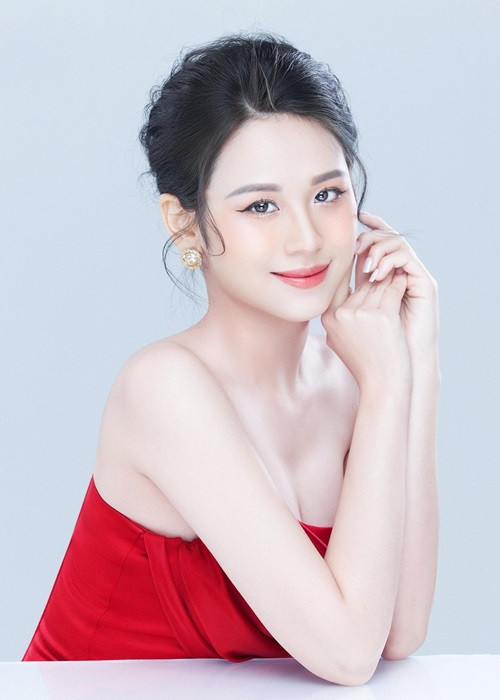 Cô sở hữu gương mặt khả ái, vóc dáng gợi cảm.