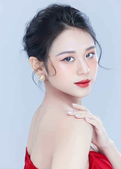 Trước khi đi ngủ, Phương Anh dùng nước hoa hồng, các loại serum cho da mặt, vùng mắt và kem dưỡng ban đêm.