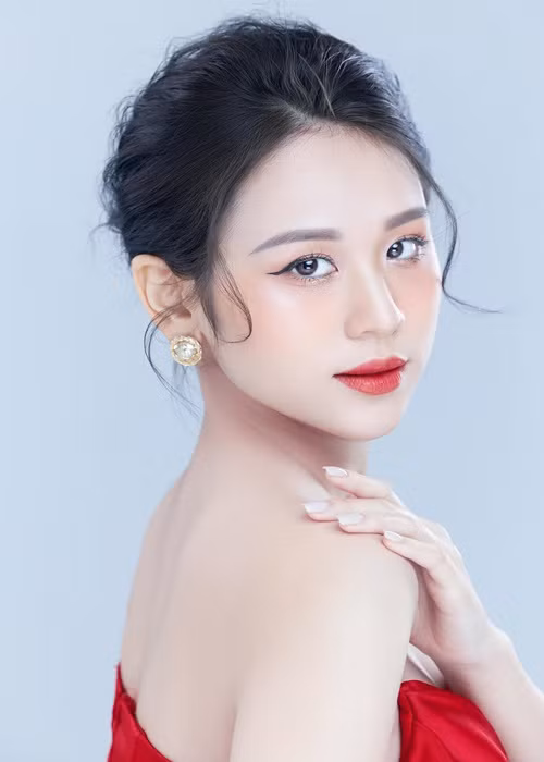 Trước khi đi ngủ, Phương Anh dùng nước hoa hồng, các loại serum cho da mặt, vùng mắt và kem dưỡng ban đêm.