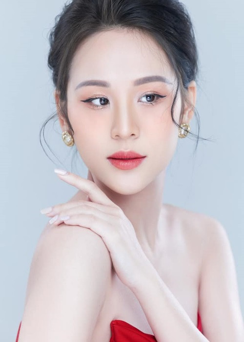 Trong cuộc phỏng vấn với Sức khỏe và đời sống, Phương Anh chia sẻ chế độ dinh dưỡng và da dẻ trong thai kỳ. 9x cho biết, cô ăn hạn chế tinh bột, ăn nhiều rau xanh, hoa quả, uống sữa không đường vào buổi chiều và trước khi đi ngủ buổi tối.