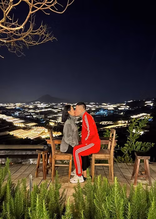 Vũ Duy Khánh dành không ít lời có cánh cho Phương Anh. Gần đây, anh viết: "Sau khi thất bại một lần, ai cũng sẽ học được hai chữ "biết ơn" và không coi bất cứ điều gì là hiển nhiên có được. Cô ấy đã đến, luôn ở bên và động viên tôi, giúp đỡ tôi vượt qua mọi khó khăn và khổ ải. Phương Anh là món quà tuyệt vời nhất với tôi".