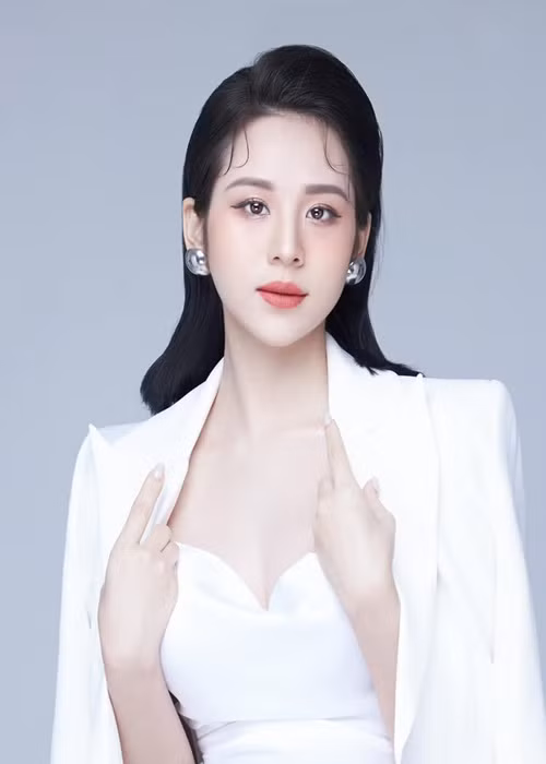 Nửa kia của Vũ Duy Khánh sinh năm 1999, là vũ công.