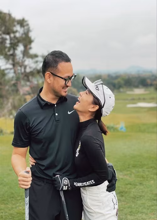 Sau khi về chung một, cặp đôi tiếp tục dành thời gian cho bộ môn golf.