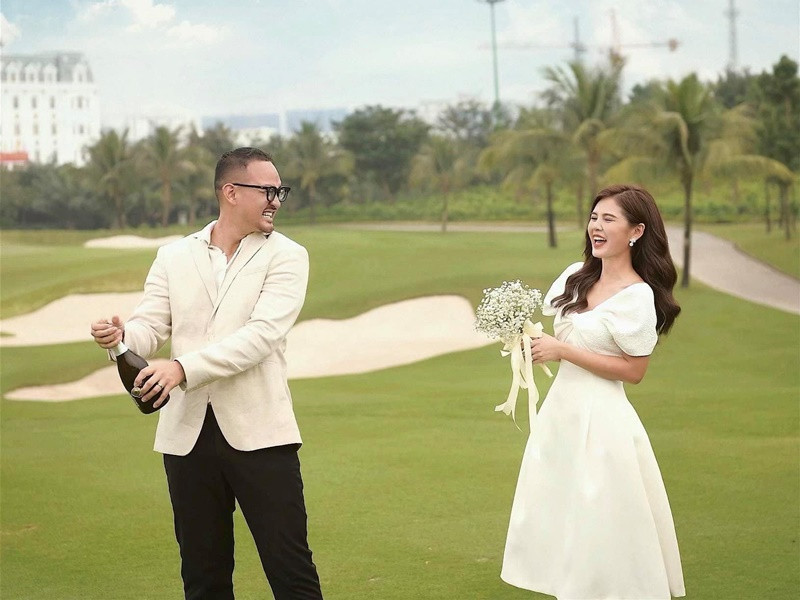 Thu Hoài được bạn trai cầu hôn trên sân golf. Ngoài ra, cặp đôi còn chụp ảnh cưới, tổ chức tiệc mời cưới trên sân golf.