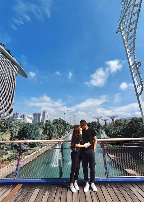 Hoàng Nam mới đây, cho biết, anh tự hào và tôn trọng vợ vì cả hai đều tự do tài chính không ai phải phụ thuộc vào ai cả, nếu có thì đó là những quyết định lớn trong gia đình.