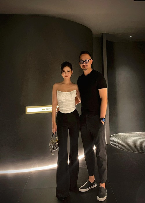 Thu Hoài và ông xã khá thoải mái chia sẻ hình ảnh mặn nồng trên mạng xã hội.