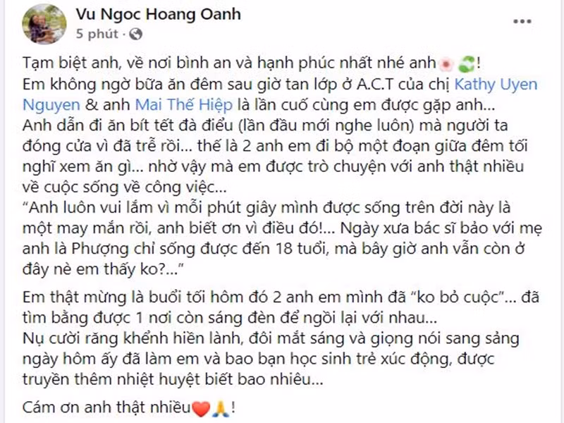 MC Hoàng Oanh gửi lời vĩnh biệt đến đạo diễn Vũ Ngọc Phượng. Cô chia sẻ, cố đạo diễn luôn lạc quan chiến đấu bệnh tật. Hoàng Oanh viết: “Anh luôn vui lắm vì mỗi phút giây mình được sống trên đời này là một may mắn rồi, anh biết ơn vì điều đó! Ngày xưa bác sĩ bảo với mẹ anh là Phượng chỉ sống được đến 18 tuổi, mà bây giờ anh vẫn còn ở đây nè em thấy không?”. Ảnh chụp màn hình