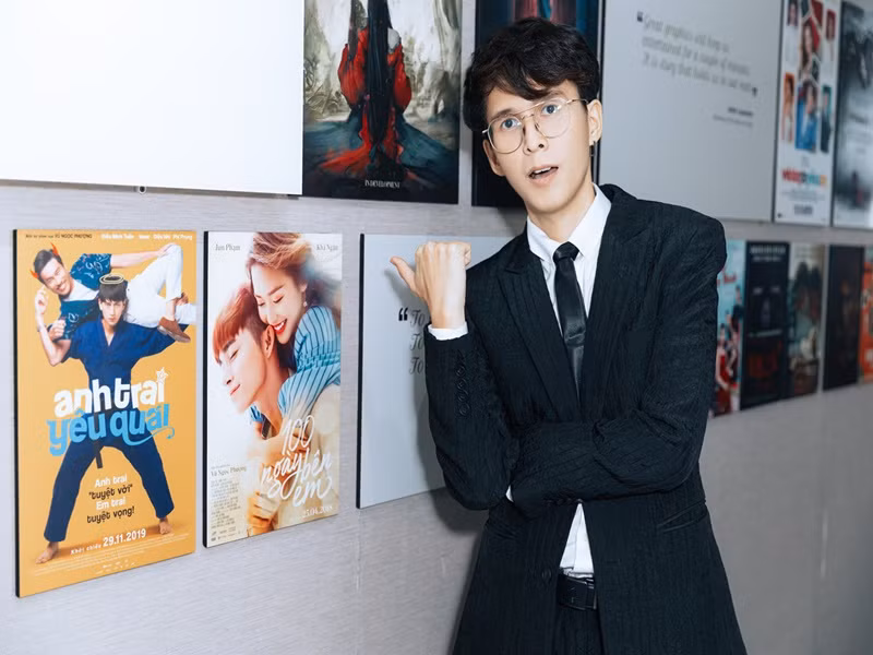 Theo Vietnamnet, đạo diễn Vũ Ngọc Phượng bắt đầu sự nghiệp nghệ thuật bằng vị trí MC chương trình “Tôi 20” và “Hành trình xanh”, đạo diễn chương trình “Khao khát đỉnh cao”. Loạt phim, MV làm nên tên tuổi của anh gồm “Vẽ đường cho yêu chạy”, “Anh trai yêu quái”, “100 ngày bên em”, "Bốn chữ lắm", "Âm thầm bên em", "Baby don’t cry". Ảnh: Vietnamnet