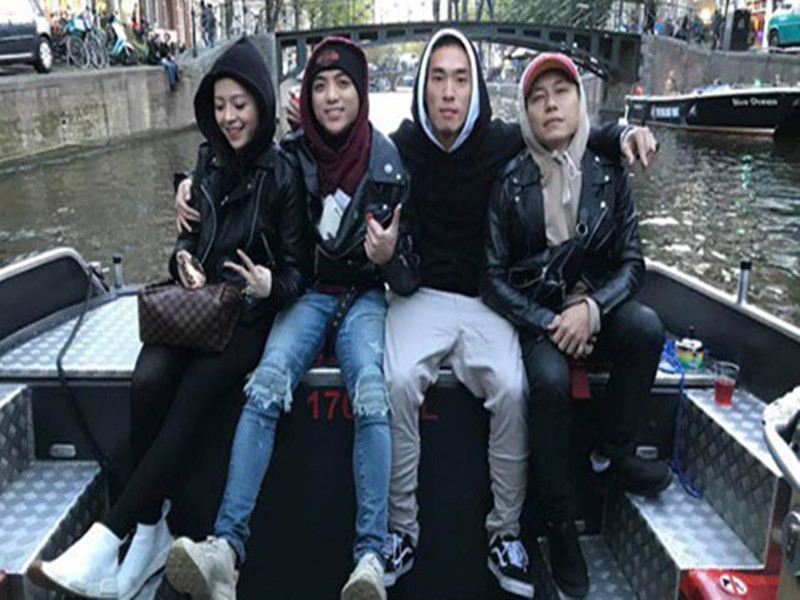 Soobin Hoàng Sơn và cô gái tên N.H.N liên tục lộ bằng chứng là một cặp. Cả hai đăng ảnh cùng một bối cảnh ở châu Âu vào cùng một thời điểm, đặc biệt, bị rò rỉ ảnh chụp chung cùng bạn bè. Ảnh: Saostar