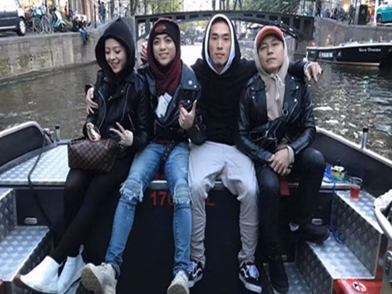 Soobin Hoàng Sơn và cô gái tên N.H.N liên tục lộ bằng chứng là một cặp. Cả hai đăng ảnh cùng một bối cảnh ở châu Âu vào cùng một thời điểm, đặc biệt, bị rò rỉ ảnh chụp chung cùng bạn bè. Ảnh: Saostar