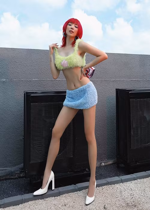 Tóc Tiên chạm ngõ điện ảnh vào năm 2015 khi đóng phim "Già gân, Mỹ nhân và Găng tơ". Ảnh: FBNV